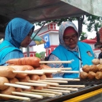 Tim Koordinasi Pembinaan dan Pengawasan Makanan dan Obat (TKP2MO) Kota Blitar saat memeriksa salah satu penjual takjil. foto: Akina Nur Alana/ BANGSAONLINE