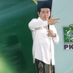 KH Anwar Zahid saat mengisi pengajian Nuzulul Quran di halaman Masjid Darussalam komplek DPW PKB Jatim. foto: DIDI ROSADI