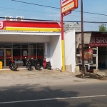 Minimarket Alfamat di jalan RE Martadinata yang bersebelahan dengan toko kelontong milik Sahwani.
