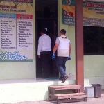 Petugas KPK ketika memasuki ruangan SDK Dinkes. foto: soffan/ bangsaonline