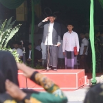 Wali Kota Kediri, Abdullah Abu Bakar, saat menjadi Inspektur Upacara Hari Santri Nasional 2022, Sabtu (22/10/2022). Foto: Ist