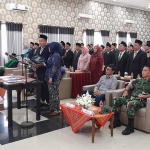Ketua KPU Situbondo, Marwoto, saat melantik dan ambil sumpah janji 85 anggota PPK.