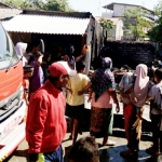 Kios yang ludes terbakar sedang menjadi tontonan warga.