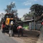Pelebaran jalan di Mojodadi-Mojokumpul belum tuntas. Pelaksana proyek masih mengebut pembenahan jalur Mojokerto-Lamongan. foto: YUDI EP/ BANGSAONLINE