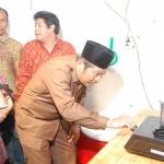 MACET: Bupati Sidoarjo H Saiful Ilah menyalakan kompor bahan bakar gas bumi saat meresmikan Jargas di Desa Ngingas Kecamatan Waru, bulan Juli 2011. foto dok./ istimewa