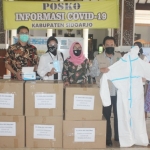 PEDULI: Penyerahan bantuan APD dari PT Young Tree kepada Pemkab Sidoarjo, Rabu (29/4). foto: ist