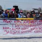 Ratusan warga Manyar ketika demo di pintu masuk kawasan Pelabuhan Internasional. foto: syuhud/BANGSAONLINE