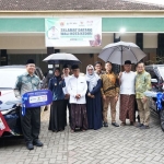 Wali Kota Kediri Vinanda Prameswati dan Ketua Umum MUI Pusat KH Anwar Iskandar saat menghadiri penyerahan mobil operasional. (Ist). 