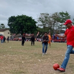 Ketua DPC PDIP Jember, Arief Wibowo, saat membuka turnamen sepak bola plastik.