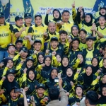 Ketua KONI Gresik Anis Ambiyo Putri, Bupati Fandi Akmad Yani, dan Ketua DPRD M. Syahrul Munir bersama atlet yang berlaga di Porprov ke IX tahun 2025. Foto: Ist.