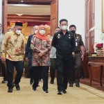 Mentan, Syahrul Yasin Limpo, saat bersama Gubernur Khofifah usai menggelar rapat koordinasi. Foto: DEVI FITRI AFRIYANTI/BANGSAONLINE