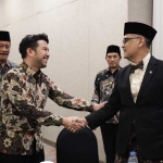 Menteri Haji dan Umrah, Moch. Irfan Yusuf, ketika bersalaman dengan Wagub Jatim, Emil Dardak, saat puncak peringatan Hari Pers Nasional dan HUT ke-80 PWI di Surabaya.