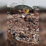 Aktivitas masyarakat yang masih memaksakan membuang sampah di TPA Lowokdoro Kota Malang, Minggu (27/10). foto: ist