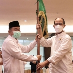 Ketua Kadin Kota Kediri Muhammad Sholikhin (kiri) saat menerima bendera pataka dari Ketua Kadin Provinsi Jawa Timur Adek Dwi Putranto. (foto: ist)