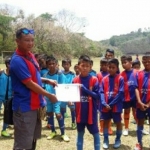 Anak-anak yang akan bertanding dan pelatih menunjukkan sertifikat.