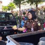 Staf Kejari Batu memberikan stiker, gantungan kunci, dan pin antikorupsi kepada pengendara yang melewati Jalan Diponegoro, Kota Batu.