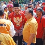 Teno (baju garuda) saat datang ke kantor DPC Hanura Kota Pasuruan didampingi puluhan emak-emak.