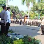 Wali Kota Kediri Abdullah Abu Bakar didampingi Kapolres Kediri Kota AKBP Eko Prasetyo dan Kasdim 0809 Kediri Mayor Czi Gatot Palwo Edi, saat memberi sambutan dalam Apel Kesiapan Pengamanan Mudik Lebaran. (foto: MUJI HARJITA/ BANGSAONLINE)