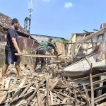 Rumah milik warga Pakunden, Kediri, yang ambruk akibat diterjang hujan deras. Foto: Ist