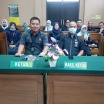 Dr Maskur Hidayat, Ketua Pengadilan Negeri Bangkalan berserta Wakil Ketua, Panitera, Sekretaris, dan Hakim mengikuti arahan dan pembinaan oleh Ketua PT Surabaya dengan sistem Command Center.