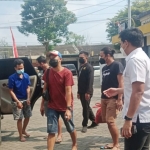 Tersangka ANH (tangan terborgol) saat digelandang ke Mapolres Kediri. Tampak Kasat Reskrim Polres Kediri AKP Rizkika Admadha Putra (baju putih). foto: ist.