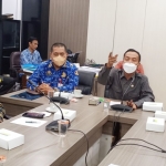 Ketua Komisi I DPRD Gresik Muchamad Zaifudin saat memberikan keterangan pers. foto: SYUHUD/BANGSAONLINE