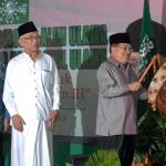 Wakil Presiden HM Jusuf Kalla didamping pejabat Rais Aam PBNU KHA Mustofa Bisri dan ketua umum PBNU KH Said Aqiel Siradj menabuh bedug membuka acara Konbes dan Munas NU. Foto: rmol