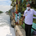 Wawali Armuji meninjau muara sungai yang berdekatan dengan Rumah Pompa Tambak Wedi, Kecamatan Kenjeran, Surabaya, Rabu (24/3/2021). (foto: ist)