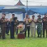 Wakil Bupati Kediri, Dewi Mariya Ulfa, saat memukul gong sebagai tanda pembukaan TMMD ke-127. Foto: Ist