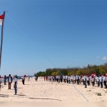 Upacara Hari Ulang Tahun (HUT) ke-75 Kemerdekaan Republik Indonesia yang digelar Kelompok Sadar Wisata (Pokdarwis) Bangsring Underwater bersama LSM GKNI di Pulau Tabuhan, Banyuwangi Jawa Timur, Senin (17/8/2020). foto: GANDA/ BANGSAONLINE