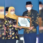 Gubernur Jawa Timur, Khofifah Indar Parawansa, saat menyerahkan penghargaan kepada Bupati Lamongan, Yuhronur Efendi.