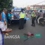 Proses evakuasi korban untuk di bawah ke kamar jenazah RSUD Jombang. foto: RONY S/ BANGSAONLINE