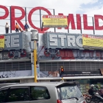 Reklame Pro Mild di atas bangunan toko AVIA dilakukan penyegelan karena tak berizin, Senin (06/01/20). foto: ist.