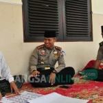 Kapolres Situbondo AKBP Sigit Dany Setiyono, SH. SIK. MSc (Eng), bersama Habib Khusein BSA saat di Ponpes Sumber Bunga. foto: BANGSAONLINE