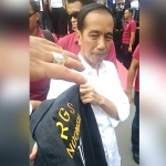 Presiden RI Jokowi menunjukkan jaket hadiah dari Pendiri RGS.