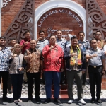 Analis Kebijakan Muda Canggih Hangga Wicaksono bersama jajaran Lapas Kelas I Madiun.