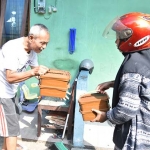 Pelaku UMKM yang mengantar makanan gratis bagi lansia di Sidoarjo. Foto: Ist