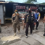 Petugas dari Tiga Pilar Kecamatan Gunung Anyar Surabaya saat mensosialisasikan protokol kesehatan.