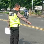Petugas saat olah TKP kecelakaan di Sidoarjo.