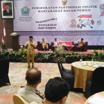 Wakil Wali Kota Malang Ir. H. Sofyan Edi J, saat memberikan materi tentang peningkatan partisipasi masyarakat di pemilu 2019, di Hotel Savana Malang, Selasa (27/11). foto: IWAN/ BANGSAONLINE