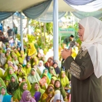 Ketua Umum PP Muslimat NU Khofifah Indar Parawansa memberikan sambutan sebelum melepas jemaah haji PC Muslimat NU Sidoarjo.