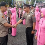 Bripka Yudis menerima ucapan selamat dari Kapolres Tuban AKBP Nanang Haryono, S.H., S.I.K., M.SI.