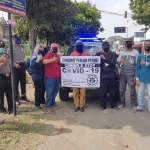 Sahabat Pemilu foto bareng sebelum aksi pembagian masker. (foto: ist.)