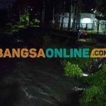 Tim gabungan saat menyusuri sungai untuk mencari anak yang masih belum diketemukan. Foto: MUJI HARJITA/BANGSAONLINE