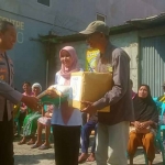 Kapolres Kediri saat menyerahkan secara simbolis bantuan sembako kepada perwakilan lansia. Foto: Ist 

