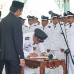 Bupati Madiun Ahmad Dawami saat melantik 57 kades.