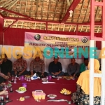 Suasana musyawarah di Desa Batoporo Barat, Kecamatan Kedungdung, Sampang, yang berlangsung di kediaman tokoh masyarakat. Foto: MUTAMMIM/BANGSAONLINE