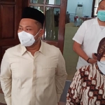 Mensos RI Tri Rismaharini bersama Bupati Gus Yani saat memberikan keterangan pers soal DTKS kemiskinan. foto: SYUHUD/ BANGSAONLINE.com