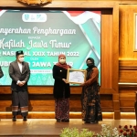 Gubernur Khofifah saat memberikan bonus dan penghargaan pada Kafilah MTQ Jawa Timur yang telah meraih Juara Umum dalam MTQ Nasional ke-29.