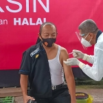 Kasubag Humas Polres Kediri AKP Budi Ratmoko saat disuntik vaksin Covid-19 di mapolres setempat, Rabu (24/2). (foto: ist.)